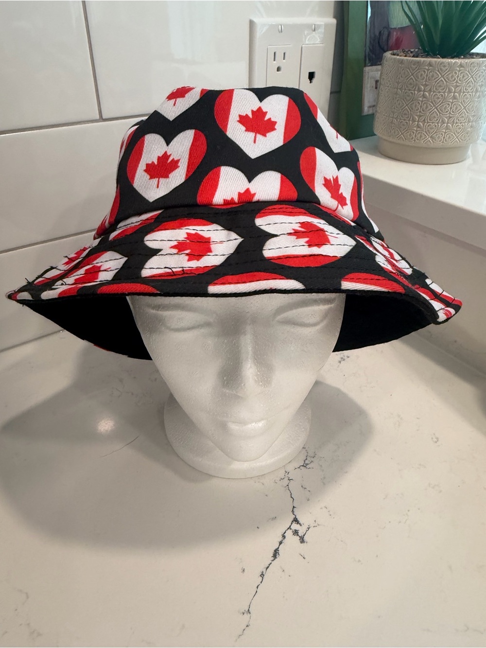 Fun, vibrant patriotic, Canada bucket hat, unisex
Kitten average head brand new